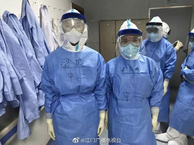 Những hình ảnh chân thực nhất về cuộc chiến của các blouse trắng giữa tâm dịch Vũ Hán - 8 Những hình ảnh chân thực nhất về cuộc chiến của các blouse trắng giữa tâm dịch Vũ Hán - 8