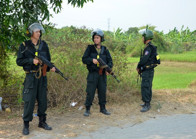 Vụ xả súng bắn chết 4 người: Người dân mặc áo chống đạn hỗ trợ cảnh sát truy tìm nghi phạm - 5 Vụ xả súng bắn chết 4 người: Người dân mặc áo chống đạn hỗ trợ cảnh sát truy tìm nghi phạm - 5