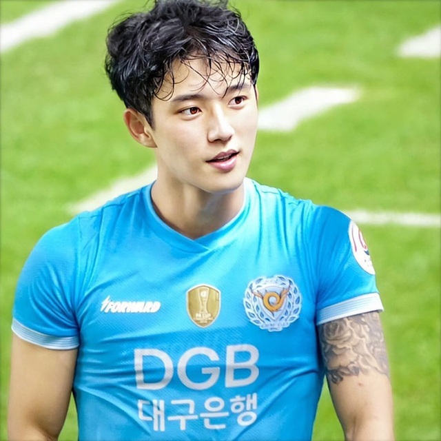 Cầu thủ Hàn Quốc luôn là những ngôi sao sáng giá trong giới bóng đá thế giới. Không chỉ những kĩ năng điêu luyện trên sân, các cầu thủ Hàn Quốc còn sở hữu ngoại hình nổi bật với gương mặt đẹp trai, thể hình đồng hồ cát chắc nịch. Hãy xem hình các cầu thủ Hàn Quốc và thưởng thức màn trình diễn của các tuyển thủ trong trận đấu cuối cùng.