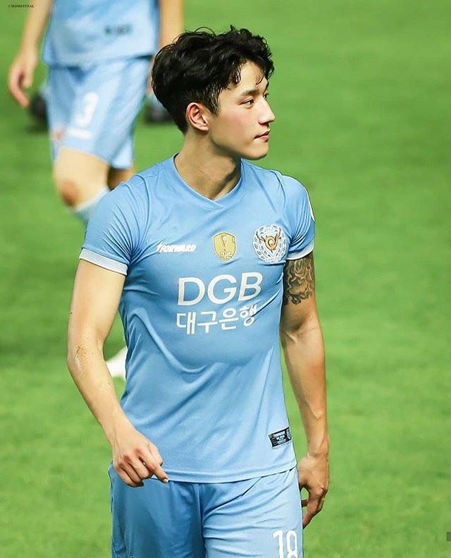 Cầu thủ được mệnh danh “đẹp trai nhất Hàn Quốc” gây “sốt mạng” dịp ...