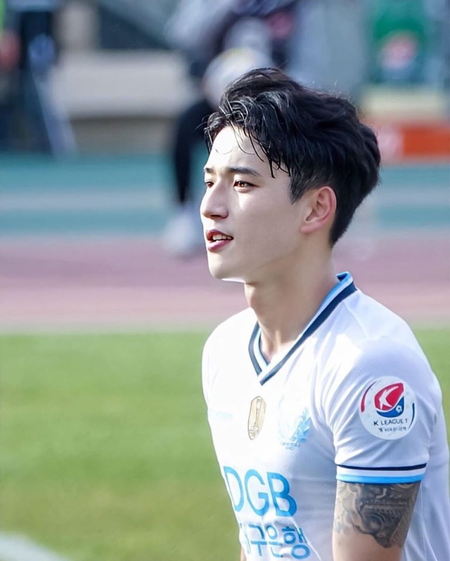 Cầu thủ được mệnh danh “đẹp trai nhất Hàn Quốc” gây “sốt mạng” dịp ...