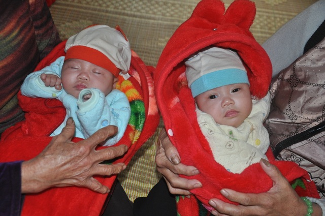 “Có tiền bạn đọc Dân trí giúp đỡ, 2 con em được cứu sống rồi !” - 1 “Có tiền bạn đọc Dân trí giúp đỡ, 2 con em được cứu sống rồi !” - 1