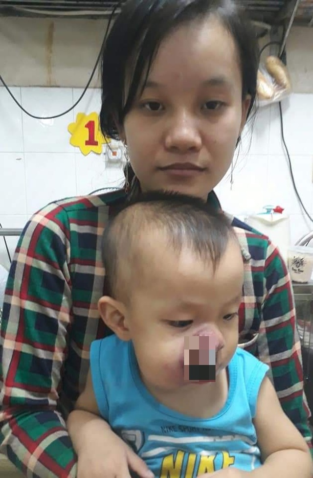 Bé 3 tuổi khóc lạc giọng gọi: Mẹ ơi! mẹ cứu con - 2 Bé 3 tuổi khóc lạc giọng gọi: Mẹ ơi! mẹ cứu con - 2