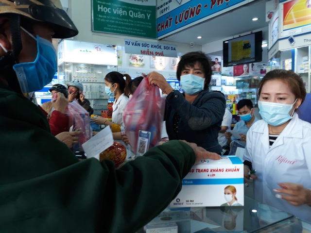 Đắk Lắk: Khẩu trang nơi cháy hàng, chỗ bán giới hạn mỗi khách một hộp - 2 Đắk Lắk: Khẩu trang nơi cháy hàng, chỗ bán giới hạn mỗi khách một hộp - 2