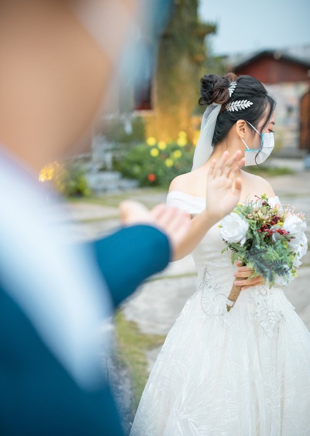 Dịch corona bùng phát, bộ ảnh cưới cô dâu chú rể đeo khẩu trang gây “sốt” mạng - 4 Dịch corona bùng phát, bộ ảnh cưới cô dâu chú rể đeo khẩu trang gây “sốt” mạng - 4