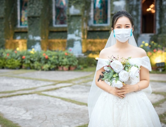 Dịch corona bùng phát, bộ ảnh cưới cô dâu chú rể đeo khẩu trang gây “sốt” mạng - 5 Dịch corona bùng phát, bộ ảnh cưới cô dâu chú rể đeo khẩu trang gây “sốt” mạng - 5