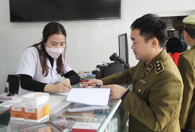 Giá khẩu trang tăng “phi mã”: Nghệ An yêu cầu cơ sở kinh doanh niêm yết giá - 3 Giá khẩu trang tăng “phi mã”: Nghệ An yêu cầu cơ sở kinh doanh niêm yết giá - 3