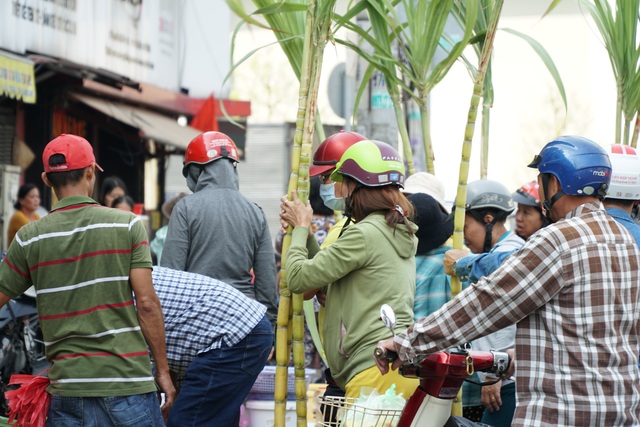 Người Sài Gòn đổ xô mua mía cầu tài đầu năm - 1 Người Sài Gòn đổ xô mua mía cầu tài đầu năm - 1