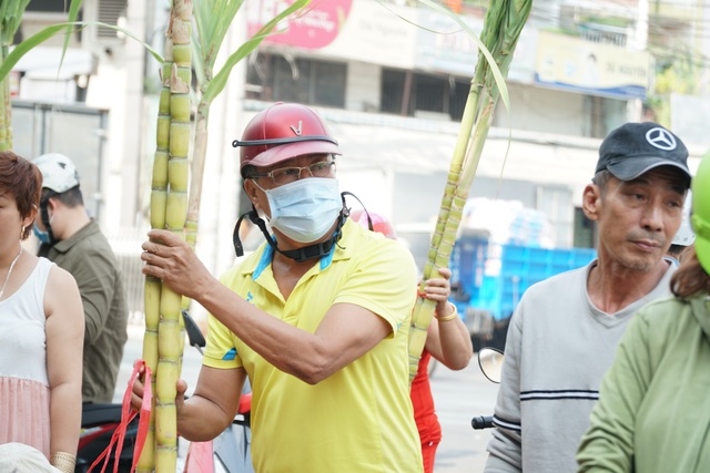 Người Sài Gòn đổ xô mua mía cầu tài đầu năm - 4 Người Sài Gòn đổ xô mua mía cầu tài đầu năm - 4