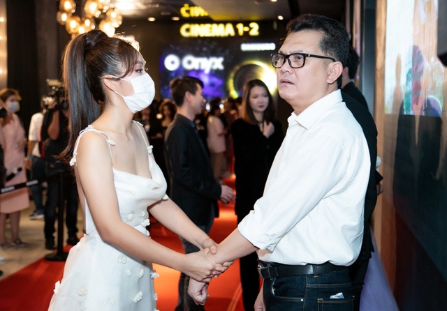 Khả Ngân, Hoàng Yến... mang khẩu trang khi xuất hiện trên thảm đỏ - 12 Khả Ngân, Hoàng Yến... mang khẩu trang khi xuất hiện trên thảm đỏ - 12