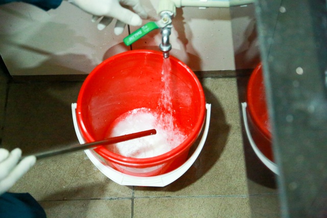 Hà Nội: Trường học ráo riết phun thuốc khử trùng phòng dịch Corona - 4 Hà Nội: Trường học ráo riết phun thuốc khử trùng phòng dịch Corona - 4