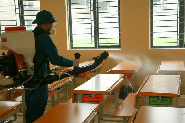 Hà Nội: Trường học ráo riết phun thuốc khử trùng phòng dịch Corona - 10 Hà Nội: Trường học ráo riết phun thuốc khử trùng phòng dịch Corona - 10