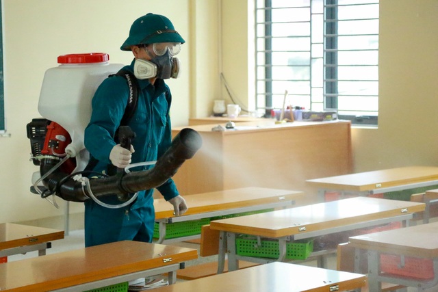 Hà Nội: Trường học ráo riết phun thuốc khử trùng phòng dịch Corona - 1 Hà Nội: Trường học ráo riết phun thuốc khử trùng phòng dịch Corona - 1
