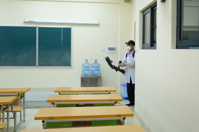 Hà Nội: Trường học ráo riết phun thuốc khử trùng phòng dịch Corona - 11 Hà Nội: Trường học ráo riết phun thuốc khử trùng phòng dịch Corona - 11