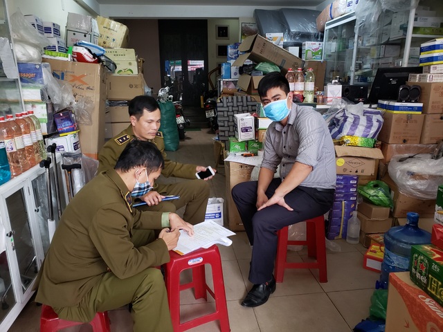 Nhận phản ánh nước rửa tay bị thổi giá, quản lý thị trường truy cửa hàng tới cùng! - 1 Nhận phản ánh nước rửa tay bị thổi giá, quản lý thị trường truy cửa hàng tới cùng! - 1