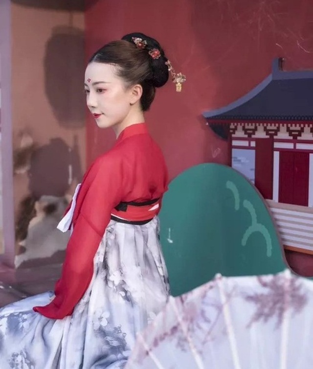 Vừa múa đẹp, vừa sở hữu vẻ tuyệt sắc giai nhân, cô gái kiếm bộn tiền trên phố - 7 Vừa múa đẹp, vừa sở hữu vẻ tuyệt sắc giai nhân, cô gái kiếm bộn tiền trên phố - 7