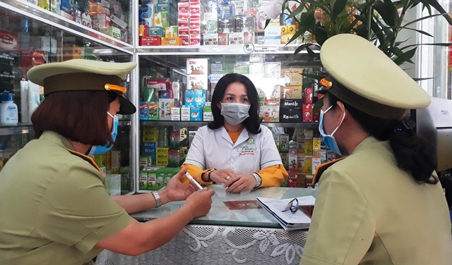 Buộc nhà thuốc cam kết không găm hàng, bán khẩu trang giá “cắt cổ” - 2 Buộc nhà thuốc cam kết không găm hàng, bán khẩu trang giá “cắt cổ” - 2