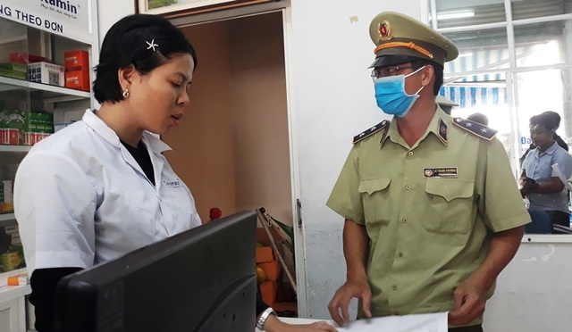 Buộc nhà thuốc cam kết không găm hàng, bán khẩu trang giá “cắt cổ” - 4 Buộc nhà thuốc cam kết không găm hàng, bán khẩu trang giá “cắt cổ” - 4