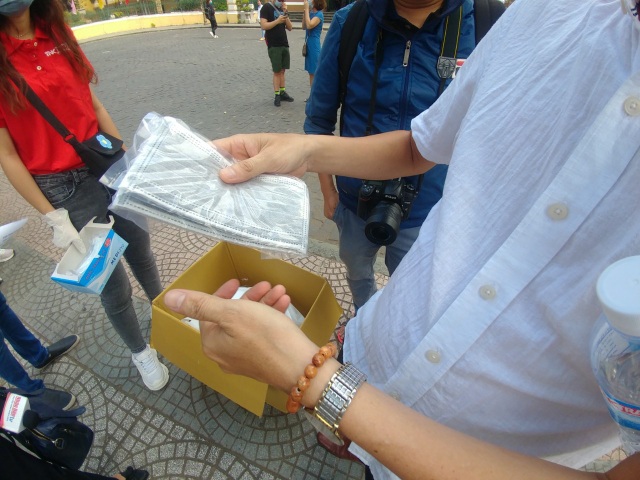 Sở Du lịch TPHCM phát khẩu trang miễn phí cho người dân và du khách - 5