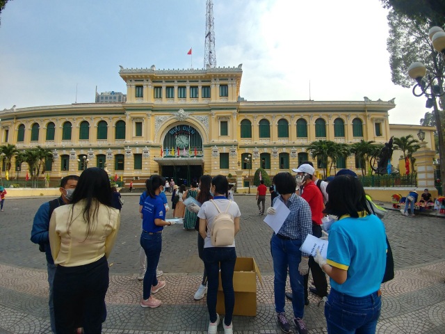 Ở các quận, huyện này, nhiều nhà thuốc, người dân và các bạn thanh niên đứng ra đường phát khẩu trang miễn phí cho người dân. Trong đó, các khu vực ngã tư, hồ con rùa, bến xe, bệnh viện... được lựa chọn là địa điểm phát khẩu trang miễn phí nhiều nhất vì có đông người qua lại.