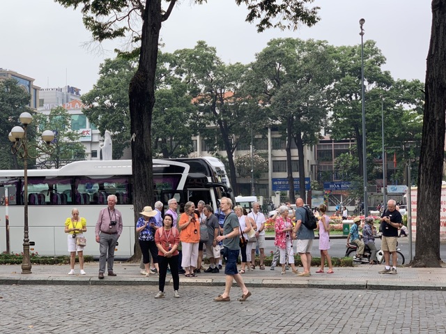 Sở Du lịch TPHCM phát khẩu trang miễn phí cho người dân và du khách - 7