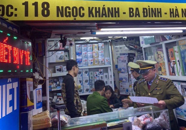 Công an Hà Nội công khai 16 cửa hàng chặt chém người mua khẩu trang - 1