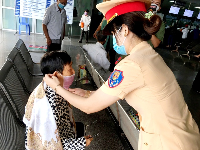 Tuổi trẻ Công an Sóc Trăng phát hàng chục ngàn khẩu trang y tế cho người dân - 2 Tuổi trẻ Công an Sóc Trăng phát hàng chục ngàn khẩu trang y tế cho người dân - 2