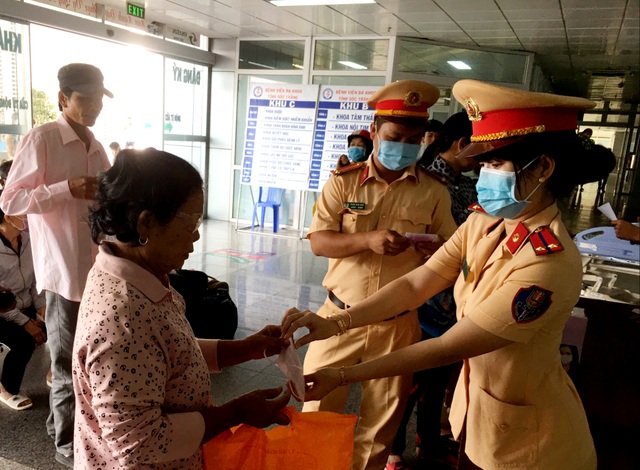 Tuổi trẻ Công an Sóc Trăng phát hàng chục ngàn khẩu trang y tế cho người dân - 1 Tuổi trẻ Công an Sóc Trăng phát hàng chục ngàn khẩu trang y tế cho người dân - 1