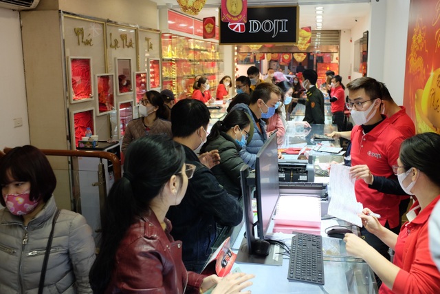 Bất chấp mưa lạnh và dịch Cornona, người dân vẫn đổ xô mua vàng ngày Thần Tài - 2 Bất chấp mưa lạnh và dịch Cornona, người dân vẫn đổ xô mua vàng ngày Thần Tài - 2