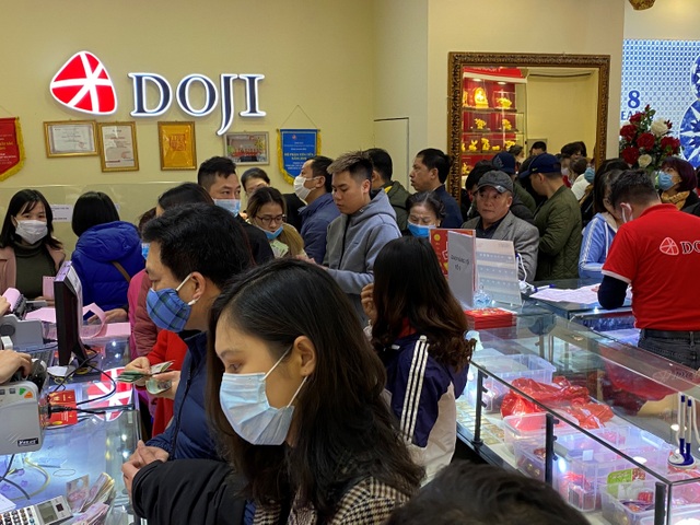 Bất chấp mưa lạnh và dịch Cornona, người dân vẫn đổ xô mua vàng ngày Thần Tài - 3 Bất chấp mưa lạnh và dịch Cornona, người dân vẫn đổ xô mua vàng ngày Thần Tài - 3