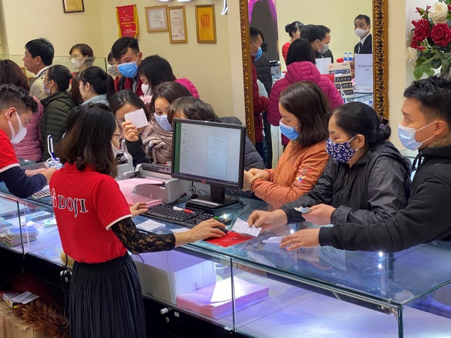 Bất chấp mưa lạnh và dịch Cornona, người dân vẫn đổ xô mua vàng ngày Thần Tài - 5 Bất chấp mưa lạnh và dịch Cornona, người dân vẫn đổ xô mua vàng ngày Thần Tài - 5