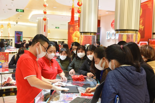 Bất chấp mưa lạnh và dịch Cornona, người dân vẫn đổ xô mua vàng ngày Thần Tài - 8 Bất chấp mưa lạnh và dịch Cornona, người dân vẫn đổ xô mua vàng ngày Thần Tài - 8