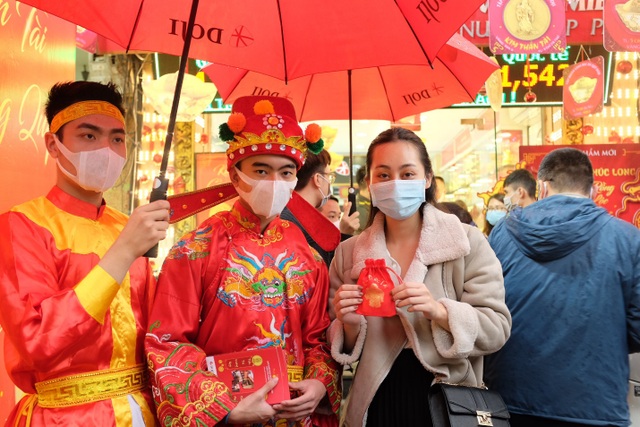 Bất chấp mưa lạnh và dịch Cornona, người dân vẫn đổ xô mua vàng ngày Thần Tài - 9 Bất chấp mưa lạnh và dịch Cornona, người dân vẫn đổ xô mua vàng ngày Thần Tài - 9