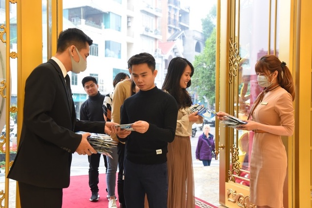 Bất chấp mưa lạnh và dịch Cornona, người dân vẫn đổ xô mua vàng ngày Thần Tài - 10 Bất chấp mưa lạnh và dịch Cornona, người dân vẫn đổ xô mua vàng ngày Thần Tài - 10