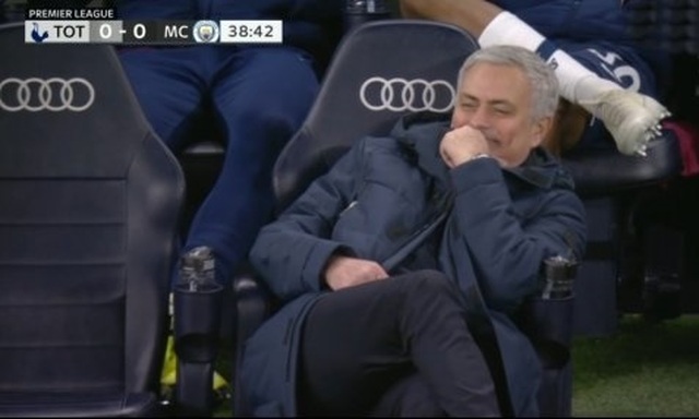 Biểu cảm hài hước của HLV Mourinho khi Tottenham chịu phạt đền - 1 Biểu cảm hài hước của HLV Mourinho khi Tottenham chịu phạt đền - 1