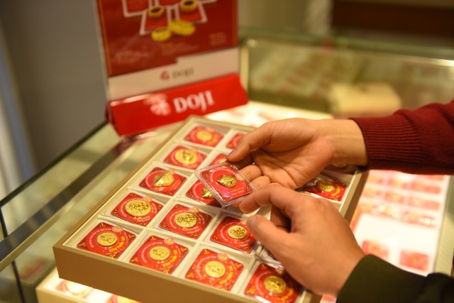 DOJI đã tặng 100.000 khẩu trang Nhật cho khách hàng trong ngày Thần Tài - 4 DOJI đã tặng 100.000 khẩu trang Nhật cho khách hàng trong ngày Thần Tài - 4