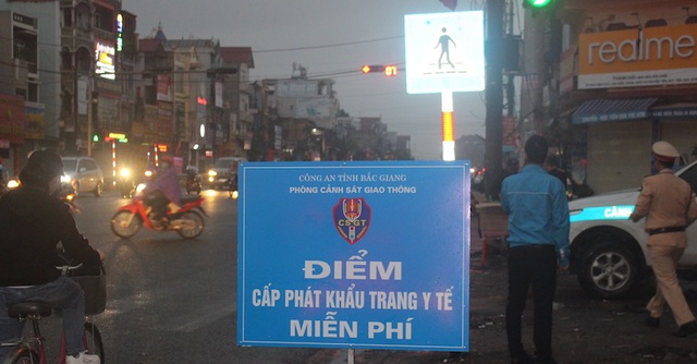 Cảnh sát giao thông lập chốt, phát hàng nghìn khẩu trang miễn phí phòng chống virut corona - 1 Cảnh sát giao thông lập chốt, phát hàng nghìn khẩu trang miễn phí phòng chống virut corona - 1
