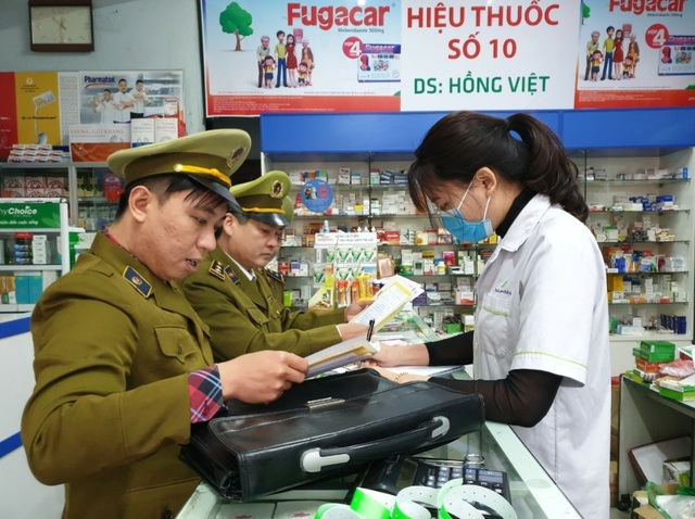 Xử phạt một loạt nhà thuốc tăng giá khẩu trang, găm hàng không chịu bán - 1 Xử phạt một loạt nhà thuốc tăng giá khẩu trang, găm hàng không chịu bán - 1