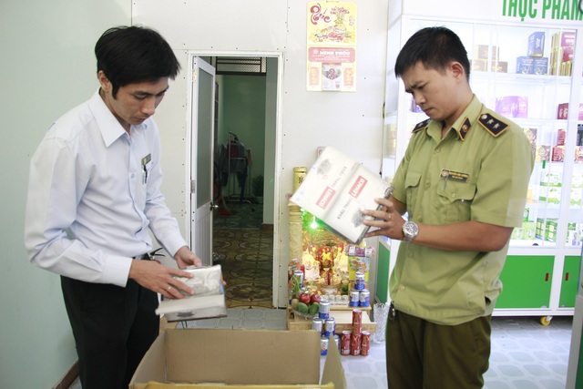 Xử phạt một loạt nhà thuốc tăng giá khẩu trang, găm hàng không chịu bán - 5 Xử phạt một loạt nhà thuốc tăng giá khẩu trang, găm hàng không chịu bán - 5
