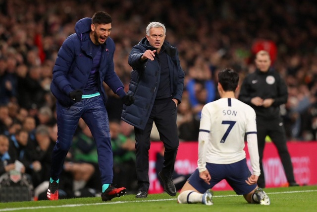 Biểu cảm hài hước của HLV Mourinho khi Tottenham chịu phạt đền - 3 Biểu cảm hài hước của HLV Mourinho khi Tottenham chịu phạt đền - 3