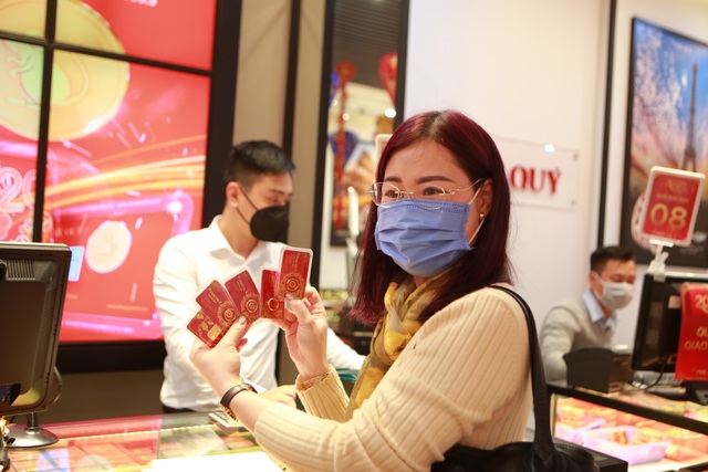 Ngày vía Thần Tài: Mẫu chuột vàng độc lạ hút khách - 9 Ngày vía Thần Tài: Mẫu chuột vàng độc lạ hút khách - 9
