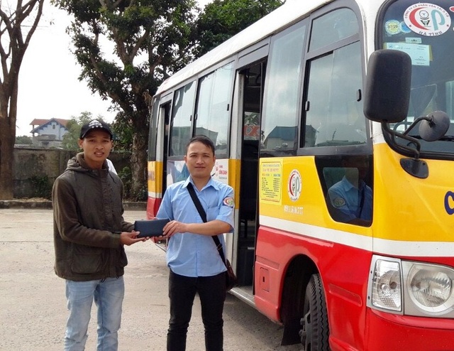 Nhân viên xe buýt trả lại hơn 15 triệu đồng cho khách đánh rơi - 1 Nhân viên xe buýt trả lại hơn 15 triệu đồng cho khách đánh rơi - 1