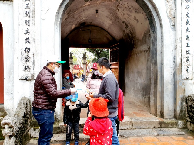 Du khách nước ngoài bất ngờ vì được tặng khẩu trang miễn phí - 7 Du khách nước ngoài bất ngờ vì được tặng khẩu trang miễn phí - 7