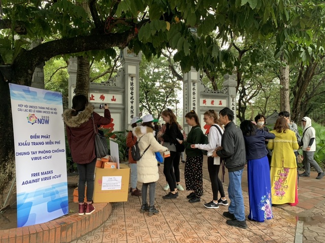 Du khách nước ngoài bất ngờ vì được tặng khẩu trang miễn phí - 1 Du khách nước ngoài bất ngờ vì được tặng khẩu trang miễn phí - 1