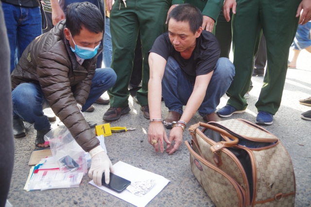 Dùng 2 ô tô vận chuyển 14 bánh heroin qua các tỉnh thành - 2 Dùng 2 ô tô vận chuyển 14 bánh heroin qua các tỉnh thành - 2