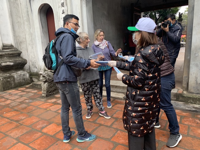 Du khách nước ngoài bất ngờ vì được tặng khẩu trang miễn phí - 5 Du khách nước ngoài bất ngờ vì được tặng khẩu trang miễn phí - 5