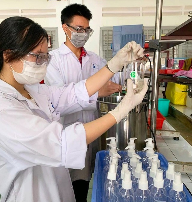 Sinh viên, giảng viên chế nước rửa tay, làm khẩu trang phòng dịch Corona - 1 Sinh viên, giảng viên chế nước rửa tay, làm khẩu trang phòng dịch Corona - 1