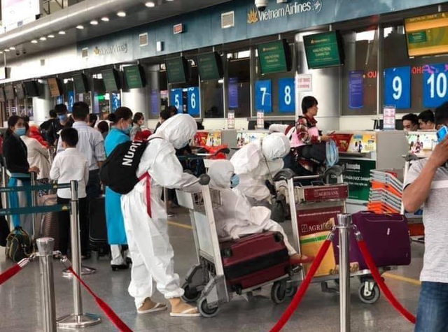 Trời không mưa cũng mặc áo mưa, đi sân bay như chống nhiễm xạ - 7 Trời không mưa cũng mặc áo mưa, đi sân bay như chống nhiễm xạ - 7