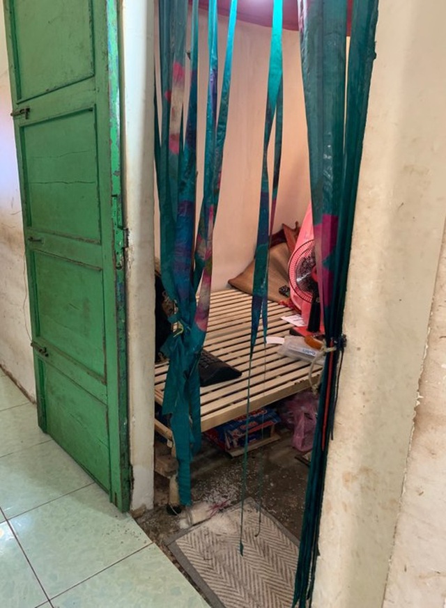 Bắt người chồng chích điện vào cổ vợ vì không đưa tiền trả nợ - 1 Bắt người chồng chích điện vào cổ vợ vì không đưa tiền trả nợ - 1