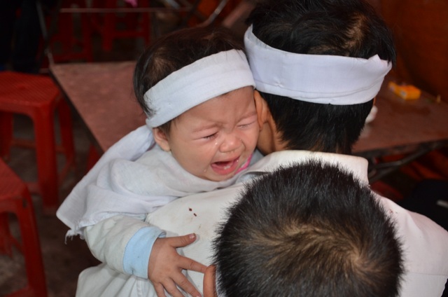 Đau đớn vành khăn trắng bơ vơ trên đầu cậu bé mồ côi ngày đầu năm - 6 Đau đớn vành khăn trắng bơ vơ trên đầu cậu bé mồ côi ngày đầu năm - 6